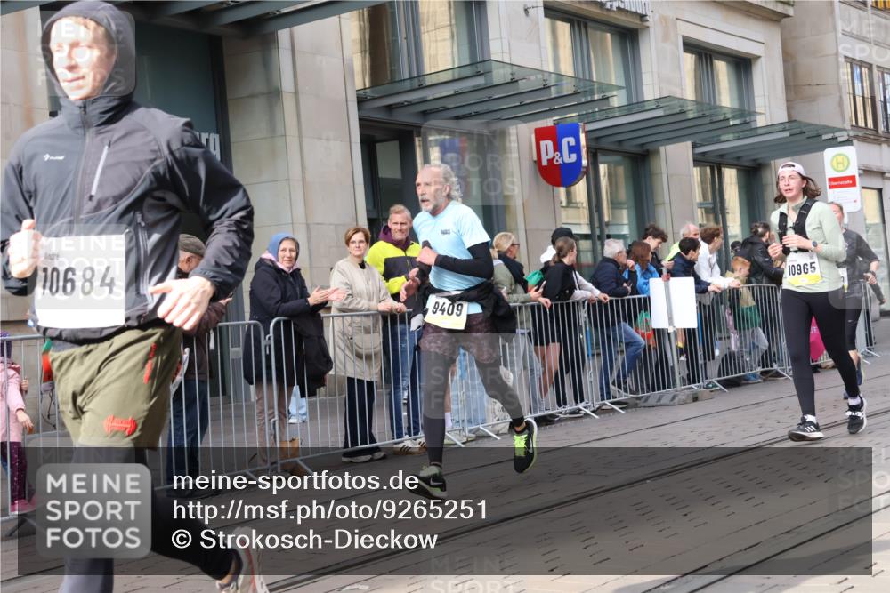 05.10.2025 - 20. swb-Marathon Bremen Strokosch-Dieckow http://msf.ph/oto/9265251 05.10.2025 11:04:39 Ziel 9220, 9409, 9530, 9642, 9660, 9668, 9813, 9866, 9927, 9978, 10018, 10021, 10557, 10684, 10771, 10891, 10964, 10965, 11016, 11035, 11090, 11121, 11171, 11180, 11315, 11323, 11372, 11412, 11478, 11559, 11615, 11636, 9220, 9409, 9530, 9642, 9660, 9668, 9813, 9866, 9927, 9978, 10018, 10021, 10557, 10684, 10771, 10891, 10964, 10965, 11016, 11035, 11090, 11121, 11171, 11180, 11315, 11323, 11372, 11412, 11478 meine-sportfotos.de