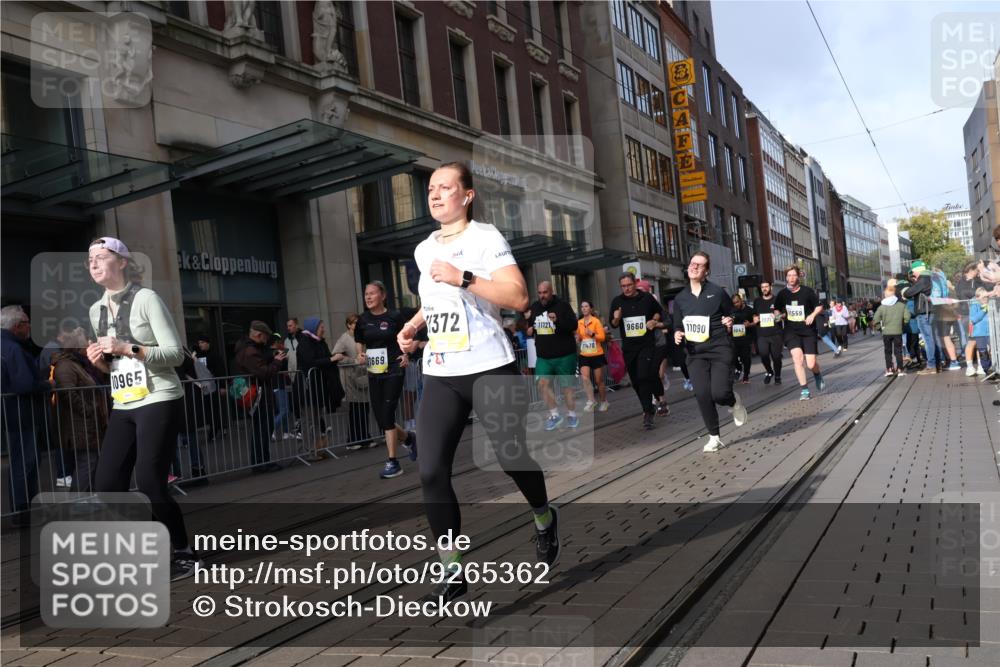 05.10.2025 - 20. swb-Marathon Bremen Strokosch-Dieckow http://msf.ph/oto/9265362 05.10.2025 11:04:42 Ziel 9220, 9409, 9530, 9642, 9660, 9668, 9813, 9866, 9978, 10018, 10021, 10343, 10684, 10771, 10891, 10965, 11016, 11090, 11121, 11171, 11180, 11315, 11323, 11372, 11412, 11478, 11559, 11636, 11650, 11707, 9220, 9409, 9530, 9642, 9660, 9668, 9813, 9866, 9978, 10018, 10021, 10343, 10684, 10771, 10891, 10965, 11016, 11090, 11121, 11171, 11180, 11315, 11323, 11372, 11412, 11478, 11650, 11707 meine-sportfotos.de