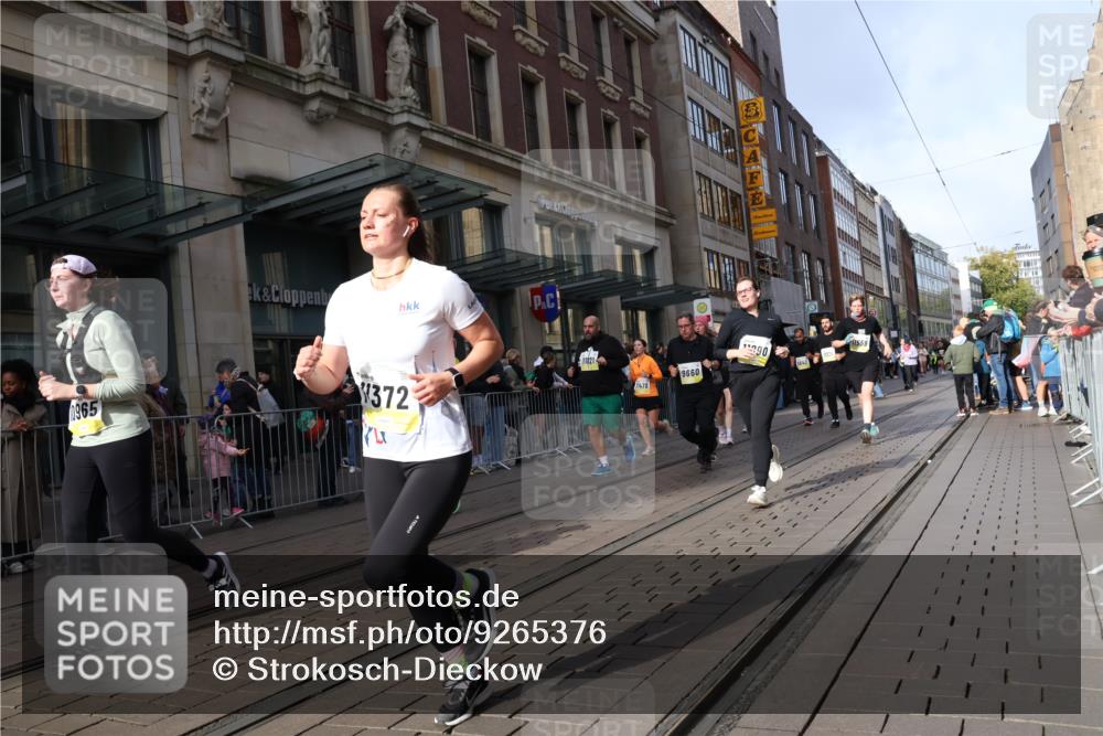 05.10.2025 - 20. swb-Marathon Bremen Strokosch-Dieckow http://msf.ph/oto/9265376 05.10.2025 11:04:42 Ziel 9220, 9409, 9530, 9642, 9660, 9668, 9813, 9866, 9978, 10018, 10021, 10343, 10684, 10771, 10891, 10965, 11016, 11090, 11121, 11171, 11180, 11315, 11323, 11372, 11412, 11478, 11559, 11636, 11650, 11707, 9220, 9409, 9530, 9642, 9660, 9668, 9813, 9866, 9978, 10018, 10021, 10343, 10684, 10771, 10891, 10965, 11016, 11090, 11121, 11171, 11180, 11315, 11323, 11372, 11412, 11478, 11650, 11707 meine-sportfotos.de