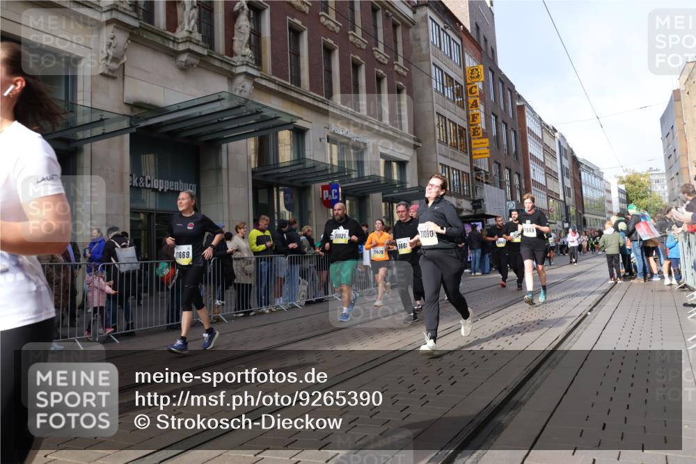 05.10.2025 - 20. swb-Marathon Bremen Strokosch-Dieckow http://msf.ph/oto/9265390 05.10.2025 11:04:42 Ziel 9220, 9409, 9530, 9642, 9660, 9668, 9813, 9866, 9978, 10018, 10021, 10343, 10684, 10771, 10891, 10965, 11016, 11090, 11121, 11171, 11180, 11315, 11323, 11372, 11412, 11478, 11559, 11636, 11650, 11707, 9220, 9409, 9530, 9642, 9660, 9668, 9813, 9866, 9978, 10018, 10021, 10343, 10684, 10771, 10891, 10965, 11016, 11090, 11121, 11171, 11180, 11315, 11323, 11372, 11412, 11478, 11650, 11707 meine-sportfotos.de