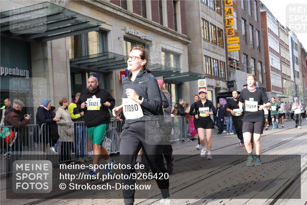 05.10.2025 - 20. swb-Marathon Bremen Strokosch-Dieckow http://msf.ph/oto/9265420 05.10.2025 11:04:43 Ziel 9220, 9409, 9440, 9530, 9642, 9660, 9668, 9813, 9866, 9978, 10018, 10021, 10255, 10343, 10684, 10771, 10891, 10965, 10990, 11016, 11090, 11121, 11171, 11180, 11315, 11323, 11372, 11412, 11478, 11559, 11636, 11650, 11707, 9220, 9409, 9440, 9530, 9642, 9660, 9668, 9813, 9866, 9978, 10018, 10021, 10255, 10343, 10684, 10771, 10891, 10965, 10990, 11016, 11090, 11121, 11171, 11180, 11315, 11323, 11372, 11412, 11478, 11650, 11707 meine-sportfotos.de