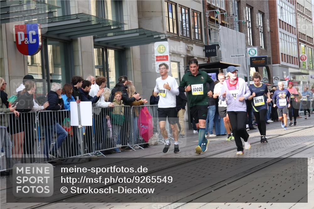 05.10.2025 - 20. swb-Marathon Bremen Strokosch-Dieckow http://msf.ph/oto/9265549 05.10.2025 11:04:47 Ziel 9220, 9409, 9440, 9530, 9642, 9660, 9668, 9690, 9813, 9908, 9978, 10018, 10021, 10255, 10343, 10684, 10771, 10965, 10990, 11016, 11090, 11121, 11171, 11180, 11323, 11372, 11412, 11478, 11501, 11540, 11559, 11650, 11707, 9220, 9409, 9440, 9530, 9642, 9660, 9668, 9690, 9813, 9908, 9978, 10018, 10021, 10255, 10343, 10684, 10771, 10965, 10990, 11016, 11090, 11121, 11171, 11180, 11323, 11372, 11412, 11478, 11501, 11540, 11650, 11707 meine-sportfotos.de