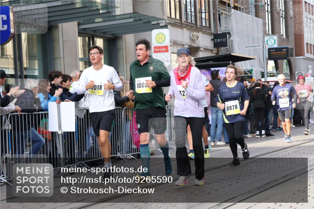 05.10.2025 - 20. swb-Marathon Bremen Strokosch-Dieckow http://msf.ph/oto/9265590 05.10.2025 11:04:48 Ziel 9220, 9409, 9440, 9515, 9530, 9642, 9660, 9668, 9690, 9813, 9908, 9944, 9978, 10018, 10021, 10255, 10343, 10771, 10965, 10990, 11016, 11090, 11121, 11171, 11180, 11323, 11372, 11412, 11478, 11501, 11540, 11559, 11650, 11707, 9220, 9409, 9440, 9515, 9530, 9642, 9660, 9668, 9690, 9813, 9908, 9944, 9978, 10018, 10021, 10255, 10343, 10771, 10965, 10990, 11016, 11090, 11121, 11171, 11180, 11323, 11372, 11412, 11478, 11501, 11540, 11650, 11707 meine-sportfotos.de