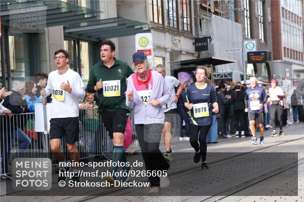 05.10.2025 - 20. swb-Marathon Bremen Strokosch-Dieckow http://msf.ph/oto/9265605 05.10.2025 11:04:49 Ziel 9220, 9409, 9440, 9515, 9530, 9642, 9660, 9668, 9690, 9908, 9944, 9978, 10018, 10021, 10255, 10343, 10771, 10965, 10990, 11016, 11090, 11121, 11171, 11180, 11323, 11372, 11412, 11478, 11501, 11540, 11559, 11650, 11707, 9220, 9409, 9440, 9515, 9530, 9642, 9660, 9668, 9690, 9908, 9944, 9978, 10018, 10021, 10255, 10343, 10771, 10965, 10990, 11016, 11090, 11121, 11171, 11180, 11323, 11372, 11412, 11478, 11501, 11540, 11650, 11707 meine-sportfotos.de