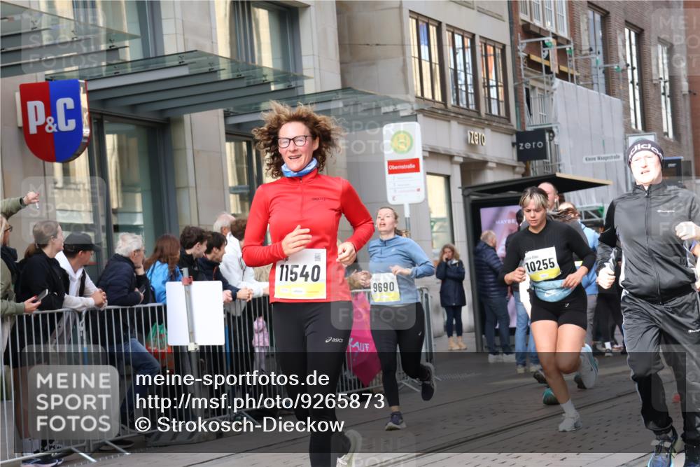 05.10.2025 - 20. swb-Marathon Bremen Strokosch-Dieckow http://msf.ph/oto/9265873 05.10.2025 11:04:56 Ziel 9440, 9515, 9642, 9668, 9690, 9713, 9908, 9944, 9978, 10018, 10021, 10158, 10255, 10289, 10343, 10828, 10965, 10990, 11016, 11064, 11106, 11121, 11171, 11323, 11412, 11501, 11540, 11650, 11707, 9440, 9515, 9642, 9668, 9690, 9713, 9908, 9944, 9978, 10018, 10021, 10158, 10255, 10289, 10343, 10828, 10965, 10990, 11016, 11064, 11106, 11121, 11171, 11323, 11412, 11501, 11540, 11650, 11707 meine-sportfotos.de