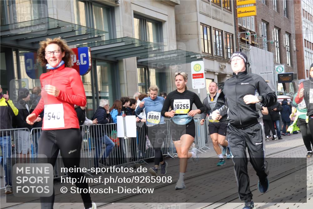05.10.2025 - 20. swb-Marathon Bremen Strokosch-Dieckow http://msf.ph/oto/9265908 05.10.2025 11:04:57 Ziel 9440, 9515, 9642, 9668, 9690, 9713, 9908, 9944, 9978, 10018, 10021, 10158, 10255, 10289, 10343, 10511, 10828, 10965, 10990, 11016, 11064, 11106, 11121, 11171, 11323, 11412, 11501, 11540, 11650, 11707, 9440, 9515, 9642, 9668, 9690, 9713, 9908, 9944, 9978, 10018, 10021, 10158, 10255, 10289, 10343, 10511, 10828, 10965, 10990, 11016, 11064, 11106, 11121, 11171, 11323, 11412, 11501, 11540, 11650, 11707 meine-sportfotos.de