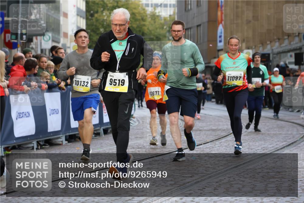 05.10.2025 - 20. swb-Marathon Bremen Strokosch-Dieckow http://msf.ph/oto/9265949 05.10.2025 11:08:13 Ziel 9353, 9401, 9519, 9599, 9874, 10125, 10132, 10866, 11019, 11097, 11232, 11670, 11671 meine-sportfotos.de