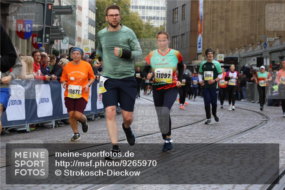 05.10.2025 - 20. swb-Marathon Bremen Strokosch-Dieckow http://msf.ph/oto/9265970 05.10.2025 11:08:15 Ziel 9353, 9401, 9519, 10132, 10866, 11019, 11097, 11232, 11670, 11671 meine-sportfotos.de