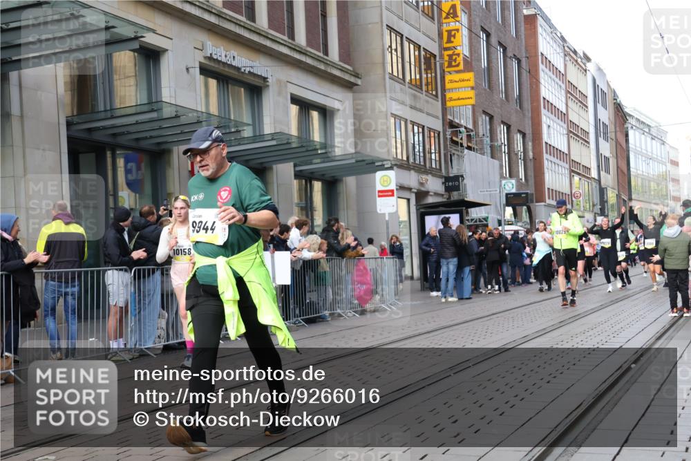 05.10.2025 - 20. swb-Marathon Bremen Strokosch-Dieckow http://msf.ph/oto/9266016 05.10.2025 11:05:01 Ziel 7654, 9440, 9515, 9668, 9690, 9713, 9752, 9908, 9944, 9978, 10018, 10021, 10025, 10158, 10255, 10289, 10343, 10426, 10511, 10542, 10828, 10990, 11016, 11064, 11106, 11164, 11323, 11501, 11540, 11650, 11676, 11707, 7654, 9440, 9515, 9668, 9690, 9713, 9752, 9908, 9944, 9978, 10018, 10021, 10025, 10158, 10255, 10289, 10343, 10426, 10511, 10542, 10828, 10990, 11016, 11064, 11106, 11164, 11323, 11501, 11540, 11650, 11676, 11707 meine-sportfotos.de