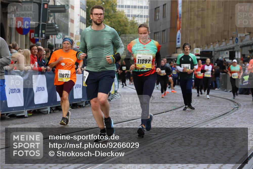 05.10.2025 - 20. swb-Marathon Bremen Strokosch-Dieckow http://msf.ph/oto/9266029 05.10.2025 11:08:16 Ziel 9353, 9401, 9519, 10132, 10866, 11019, 11097, 11232, 11670, 11671 meine-sportfotos.de