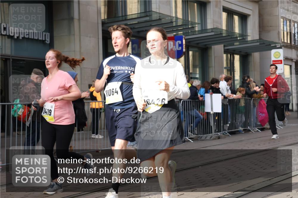 05.10.2025 - 20. swb-Marathon Bremen Strokosch-Dieckow http://msf.ph/oto/9266219 05.10.2025 11:05:11 Ziel 7654, 9210, 9335, 9419, 9515, 9713, 9752, 9908, 9944, 10025, 10158, 10197, 10289, 10426, 10437, 10511, 10529, 10542, 10828, 10843, 10844, 10999, 11064, 11106, 11164, 11604, 11676, 11681, 7654, 9210, 9335, 9419, 9515, 9713, 9752, 9908, 9944, 10025, 10158, 10197, 10289, 10426, 10437, 10511, 10529, 10542, 10828, 10843, 10844, 10999, 11064, 11106, 11164, 11604, 11676, 11681 meine-sportfotos.de