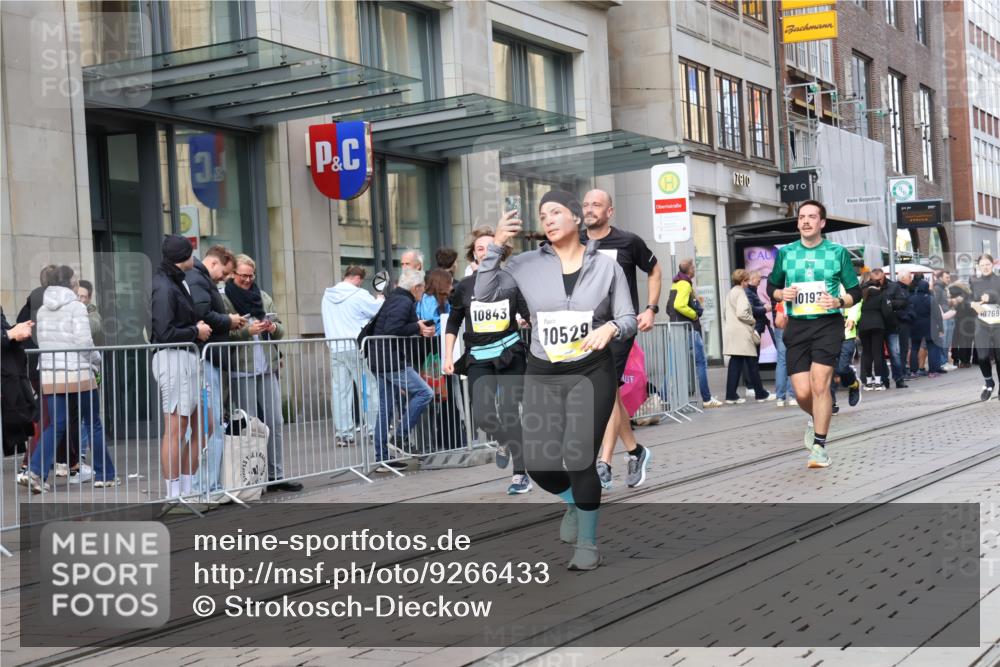 05.10.2025 - 20. swb-Marathon Bremen Strokosch-Dieckow http://msf.ph/oto/9266433 05.10.2025 11:05:19 Ziel 7654, 7777, 9210, 9335, 9419, 9423, 9752, 9907, 10025, 10158, 10197, 10289, 10426, 10437, 10511, 10529, 10542, 10619, 10769, 10843, 10844, 10999, 11064, 11164, 11455, 11604, 11676, 11681, 7654, 7777, 9210, 9335, 9419, 9423, 9752, 9907, 10025, 10158, 10197, 10289, 10426, 10437, 10511, 10529, 10542, 10619, 10769, 10843, 10844, 10999, 11064, 11164, 11455, 11604, 11676, 11681 meine-sportfotos.de