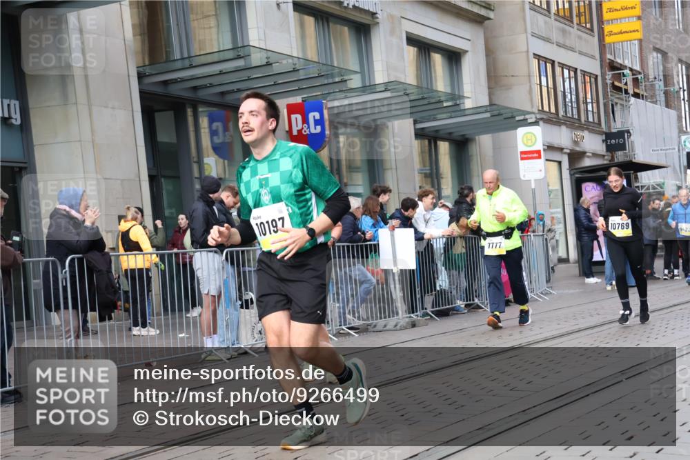 05.10.2025 - 20. swb-Marathon Bremen Strokosch-Dieckow http://msf.ph/oto/9266499 05.10.2025 11:05:22 Ziel 7654, 7777, 9210, 9335, 9419, 9423, 9752, 9907, 10025, 10197, 10426, 10437, 10511, 10529, 10542, 10619, 10769, 10843, 10844, 10999, 11164, 11455, 11604, 11676, 11681, 7654, 7777, 9210, 9335, 9419, 9423, 9752, 9907, 10025, 10197, 10426, 10437, 10511, 10529, 10542, 10619, 10769, 10843, 10844, 10999, 11164, 11455, 11604, 11676, 11681 meine-sportfotos.de