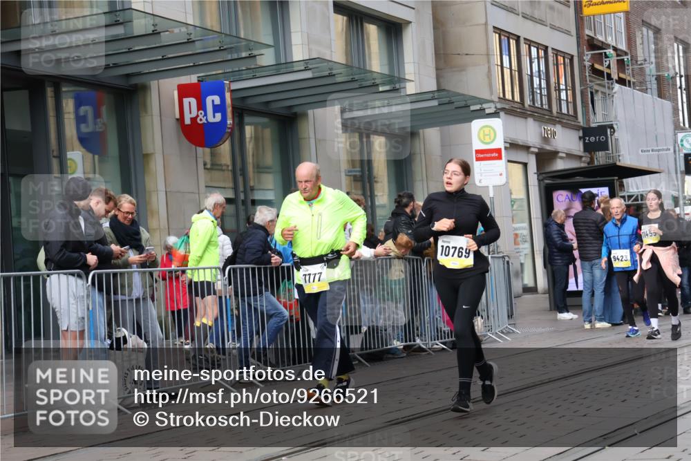 05.10.2025 - 20. swb-Marathon Bremen Strokosch-Dieckow http://msf.ph/oto/9266521 05.10.2025 11:05:23 Ziel 7654, 7777, 9210, 9335, 9419, 9423, 9752, 9907, 10025, 10197, 10426, 10437, 10529, 10542, 10619, 10769, 10843, 10844, 10999, 11164, 11455, 11604, 11676, 11681, 7654, 7777, 9210, 9335, 9419, 9423, 9752, 9907, 10025, 10197, 10426, 10437, 10529, 10542, 10619, 10769, 10843, 10844, 10999, 11164, 11455, 11604, 11676, 11681 meine-sportfotos.de