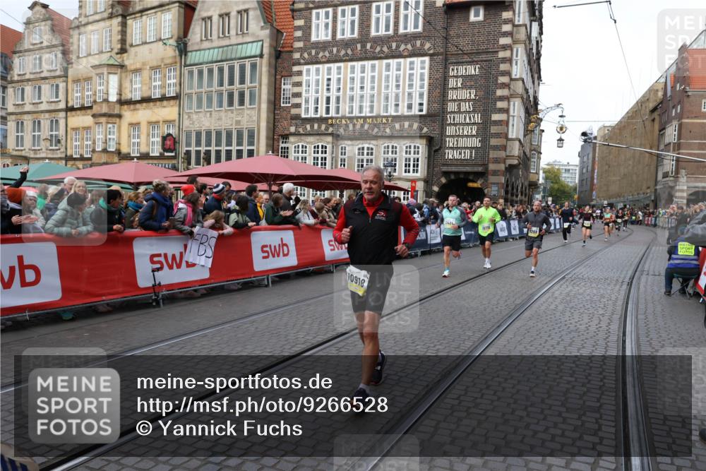 05.10.2025 - 20. swb-Marathon Bremen Yannick Fuchs http://msf.ph/oto/9266528 05.10.2025 10:51:42 Ziel 9252, 10584, 10918, 10928, 11484 meine-sportfotos.de