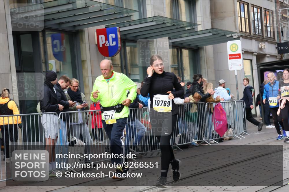 05.10.2025 - 20. swb-Marathon Bremen Strokosch-Dieckow http://msf.ph/oto/9266551 05.10.2025 11:05:24 Ziel 7654, 7777, 9210, 9335, 9419, 9423, 9752, 9907, 10197, 10426, 10437, 10529, 10619, 10769, 10843, 10844, 10999, 11164, 11455, 11604, 11676, 11681, 7654, 7777, 9210, 9335, 9419, 9423, 9752, 9907, 10197, 10426, 10437, 10529, 10619, 10769, 10843, 10844, 10999, 11164, 11455, 11604, 11676, 11681 meine-sportfotos.de