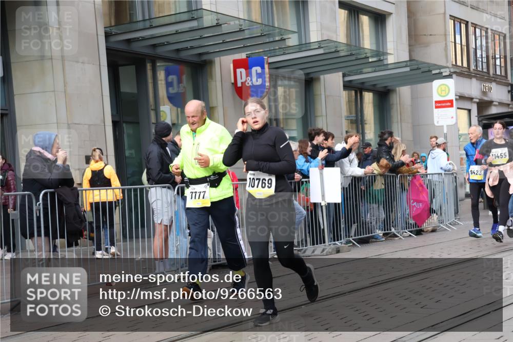 05.10.2025 - 20. swb-Marathon Bremen Strokosch-Dieckow http://msf.ph/oto/9266563 05.10.2025 11:05:24 Ziel 7654, 7777, 9210, 9335, 9419, 9423, 9752, 9907, 10197, 10426, 10437, 10529, 10619, 10769, 10843, 10844, 10999, 11164, 11455, 11604, 11676, 11681, 7654, 7777, 9210, 9335, 9419, 9423, 9752, 9907, 10197, 10426, 10437, 10529, 10619, 10769, 10843, 10844, 10999, 11164, 11455, 11604, 11676, 11681 meine-sportfotos.de