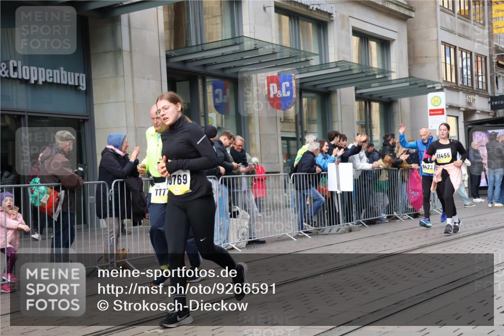 05.10.2025 - 20. swb-Marathon Bremen Strokosch-Dieckow http://msf.ph/oto/9266591 05.10.2025 11:05:25 Ziel 7654, 7777, 9210, 9335, 9419, 9423, 9907, 10197, 10426, 10437, 10529, 10619, 10769, 10843, 10844, 10999, 11164, 11455, 11604, 11681, 7654, 7777, 9210, 9335, 9419, 9423, 9907, 10197, 10426, 10437, 10529, 10619, 10769, 10843, 10844, 10999, 11164, 11455, 11604, 11681 meine-sportfotos.de