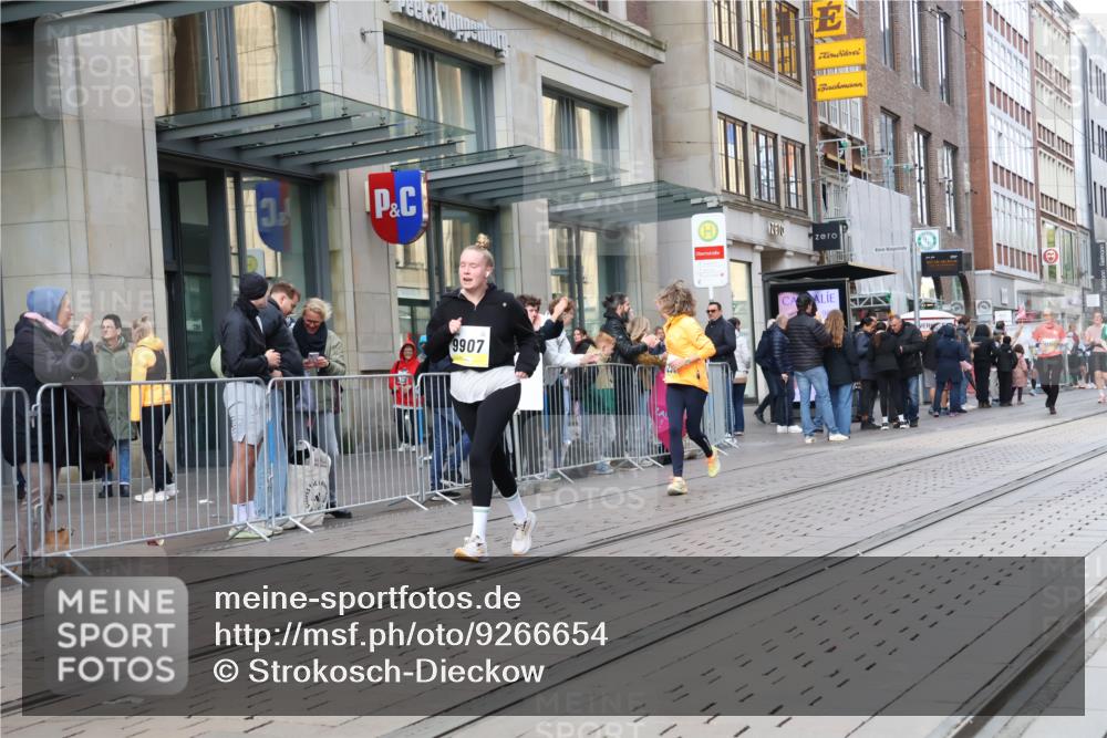 05.10.2025 - 20. swb-Marathon Bremen Strokosch-Dieckow http://msf.ph/oto/9266654 05.10.2025 11:05:31 Ziel 7777, 9335, 9355, 9423, 9907, 9931, 10081, 10095, 10197, 10529, 10587, 10597, 10619, 10769, 10843, 10844, 11134, 11425, 11455, 11468, 11604, 7777, 9335, 9355, 9423, 9907, 9931, 10081, 10095, 10197, 10529, 10587, 10597, 10619, 10769, 10843, 10844, 11134, 11425, 11455, 11468, 11604 meine-sportfotos.de