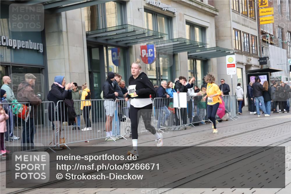 05.10.2025 - 20. swb-Marathon Bremen Strokosch-Dieckow http://msf.ph/oto/9266671 05.10.2025 11:05:32 Ziel 7777, 9335, 9355, 9423, 9907, 9931, 10081, 10095, 10197, 10529, 10587, 10597, 10619, 10769, 10843, 10844, 11134, 11425, 11455, 11468, 11525, 11604, 7777, 9335, 9355, 9423, 9907, 9931, 10081, 10095, 10197, 10529, 10587, 10597, 10619, 10769, 10843, 10844, 11134, 11425, 11455, 11468, 11604 meine-sportfotos.de