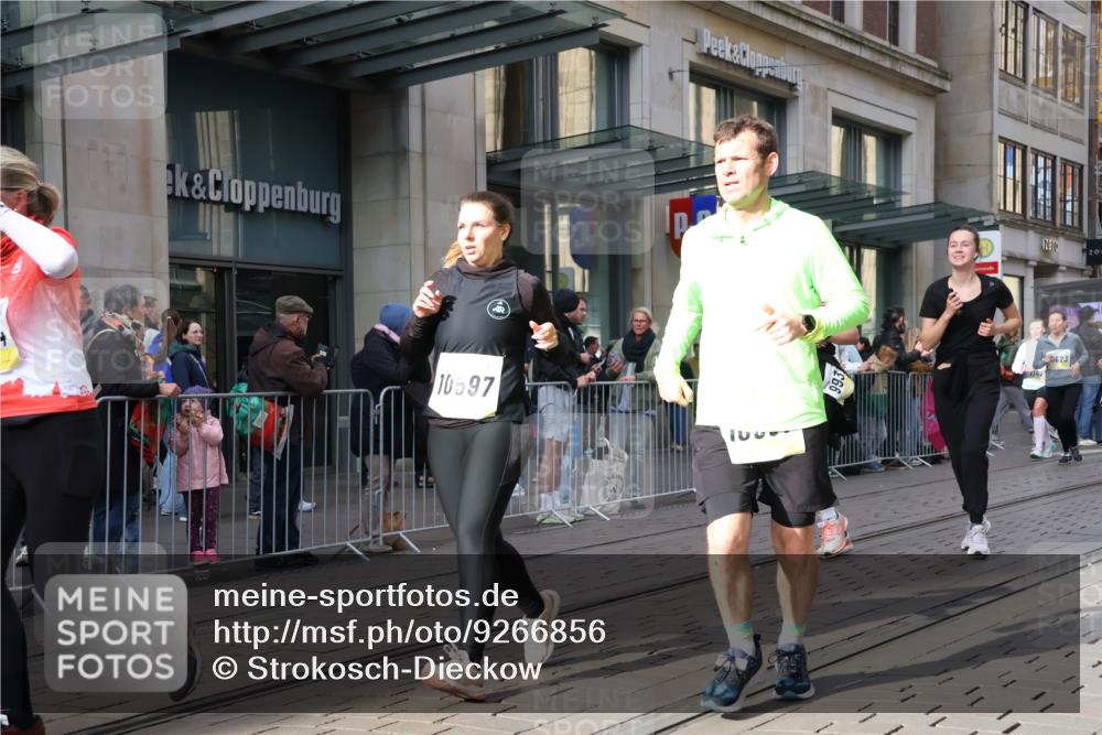 05.10.2025 - 20. swb-Marathon Bremen Strokosch-Dieckow http://msf.ph/oto/9266856 05.10.2025 11:05:42 Ziel 7777, 9355, 9387, 9438, 9786, 9907, 9931, 10081, 10095, 10100, 10101, 10192, 10249, 10462, 10587, 10597, 10619, 10623, 10848, 11134, 11231, 11296, 11425, 11433, 11468, 11525, 7777, 9355, 9387, 9438, 9786, 9907, 9931, 10081, 10095, 10100, 10101, 10192, 10249, 10462, 10587, 10597, 10619, 10623, 10848, 11134, 11425, 11468 meine-sportfotos.de