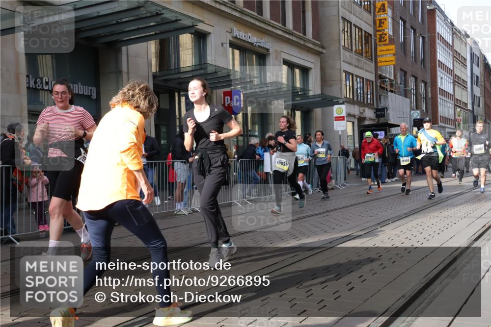 05.10.2025 - 20. swb-Marathon Bremen Strokosch-Dieckow http://msf.ph/oto/9266895 05.10.2025 11:05:44 Ziel 7777, 7979, 9228, 9355, 9387, 9438, 9523, 9712, 9786, 9931, 10081, 10095, 10100, 10101, 10152, 10192, 10243, 10249, 10374, 10462, 10587, 10597, 10623, 10848, 11065, 11092, 11134, 11231, 11296, 11425, 11433, 11468, 11525, 7777, 7979, 9228, 9355, 9387, 9438, 9523, 9712, 9786, 9931, 10081, 10095, 10100, 10101, 10152, 10192, 10243, 10249, 10374, 10462, 10587, 10597, 10623, 10848, 11065, 11092, 11134, 11425, 11468 meine-sportfotos.de