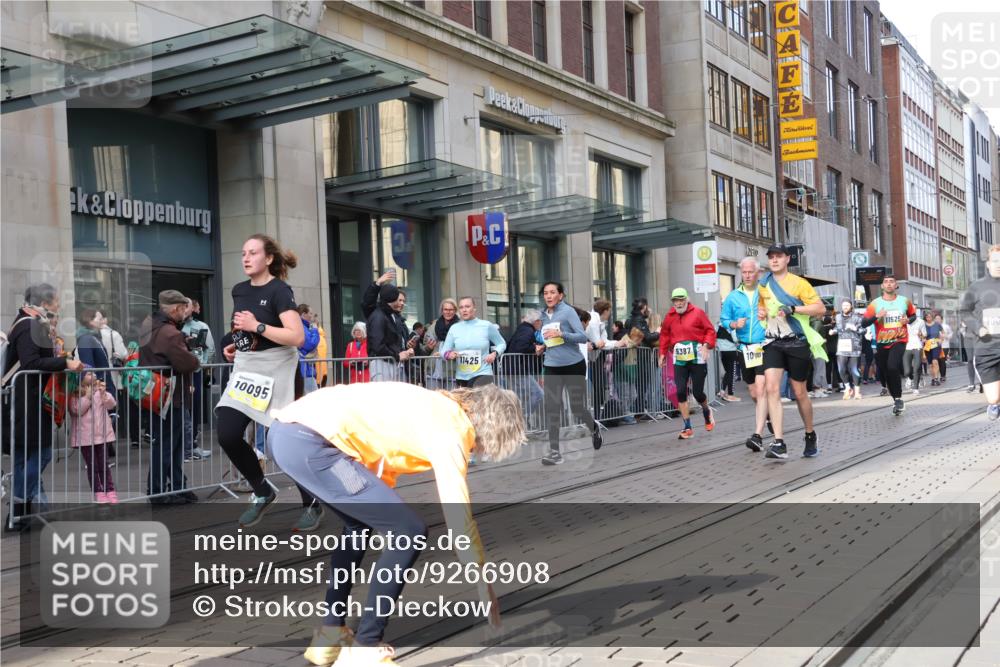 05.10.2025 - 20. swb-Marathon Bremen Strokosch-Dieckow http://msf.ph/oto/9266908 05.10.2025 11:05:45 Ziel 7979, 9228, 9355, 9387, 9438, 9523, 9712, 9786, 9931, 10081, 10095, 10100, 10101, 10152, 10192, 10243, 10249, 10374, 10404, 10462, 10587, 10597, 10623, 10848, 11065, 11092, 11134, 11169, 11231, 11296, 11425, 11433, 11468, 11525, 7979, 9228, 9355, 9387, 9438, 9523, 9712, 9786, 9931, 10081, 10095, 10100, 10101, 10152, 10192, 10243, 10249, 10374, 10404, 10462, 10587, 10597, 10623, 10848, 11065, 11092, 11134, 11169, 11425, 11468 meine-sportfotos.de