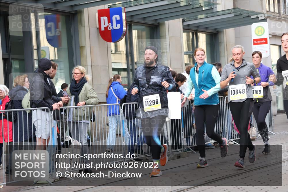 05.10.2025 - 20. swb-Marathon Bremen Strokosch-Dieckow http://msf.ph/oto/9267022 05.10.2025 11:05:50 Ziel 7979, 9205, 9228, 9355, 9387, 9438, 9523, 9712, 9786, 9931, 10081, 10095, 10100, 10101, 10152, 10192, 10243, 10249, 10374, 10404, 10462, 10587, 10597, 10623, 10848, 11065, 11092, 11134, 11169, 11231, 11233, 11296, 11425, 11433, 11468, 11525, 7979, 9205, 9228, 9355, 9387, 9438, 9523, 9712, 9786, 9931, 10081, 10095, 10100, 10101, 10152, 10192, 10243, 10249, 10374, 10404, 10462, 10587, 10597, 10623, 10848, 11065, 11092, 11134, 11169, 11425, 11468 meine-sportfotos.de