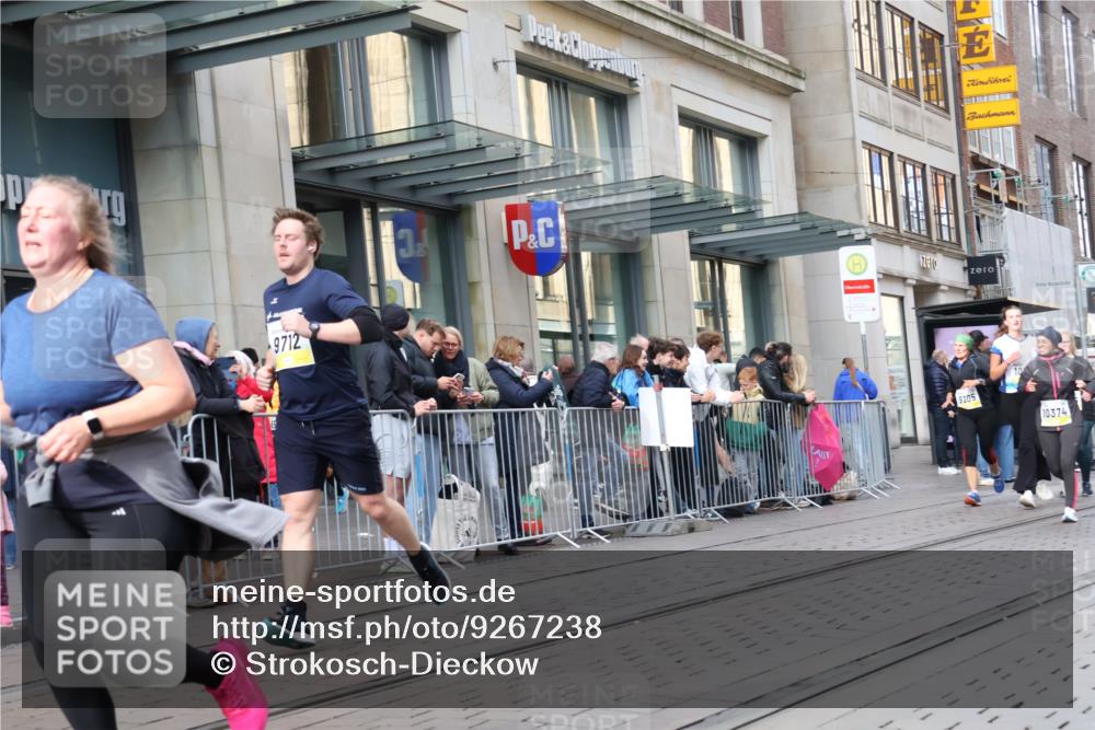 05.10.2025 - 20. swb-Marathon Bremen Strokosch-Dieckow http://msf.ph/oto/9267238 05.10.2025 11:05:58 Ziel 7979, 9205, 9228, 9387, 9438, 9523, 9712, 9764, 9786, 9998, 10100, 10101, 10152, 10192, 10243, 10249, 10374, 10404, 10462, 10611, 10623, 10640, 10848, 10912, 11065, 11092, 11143, 11169, 11195, 11231, 11233, 11270, 11296, 11365, 11433, 11485, 7979, 9205, 9228, 9387, 9438, 9523, 9712, 9764, 9786, 9998, 10100, 10101, 10152, 10192, 10243, 10249, 10374, 10404, 10462, 10611, 10623, 10640, 10848, 10912, 11065, 11092, 11143, 11169, 11195, 11270, 11365 meine-sportfotos.de
