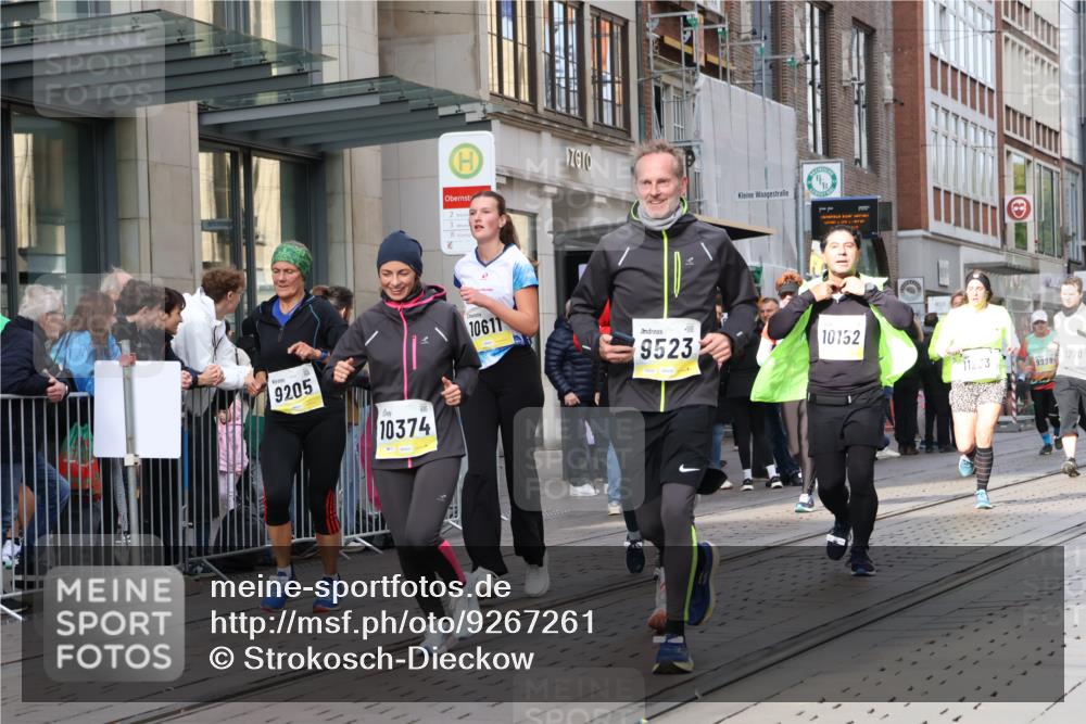 05.10.2025 - 20. swb-Marathon Bremen Strokosch-Dieckow http://msf.ph/oto/9267261 05.10.2025 11:06:00 Ziel 7979, 9205, 9228, 9387, 9438, 9523, 9712, 9764, 9786, 9998, 10152, 10192, 10243, 10249, 10374, 10404, 10462, 10611, 10623, 10640, 10732, 10848, 10912, 11065, 11092, 11143, 11169, 11195, 11231, 11233, 11270, 11296, 11365, 11433, 11485, 7979, 9205, 9228, 9387, 9438, 9523, 9712, 9764, 9786, 9998, 10152, 10192, 10243, 10249, 10374, 10404, 10462, 10611, 10623, 10640, 10732, 10848, 10912, 11065, 11092, 11143, 11169, 11195, 11270, 11365 meine-sportfotos.de