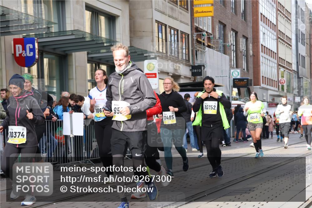 05.10.2025 - 20. swb-Marathon Bremen Strokosch-Dieckow http://msf.ph/oto/9267300 05.10.2025 11:06:01 Ziel 7979, 9205, 9228, 9387, 9438, 9523, 9712, 9764, 9998, 10152, 10192, 10243, 10249, 10374, 10404, 10462, 10611, 10623, 10640, 10699, 10732, 10848, 10912, 11065, 11092, 11143, 11169, 11195, 11231, 11233, 11270, 11296, 11365, 11433, 11485, 7979, 9205, 9228, 9387, 9438, 9523, 9712, 9764, 9998, 10152, 10192, 10243, 10249, 10374, 10404, 10462, 10611, 10623, 10640, 10699, 10732, 10848, 10912, 11065, 11092, 11143, 11169, 11195, 11270, 11365 meine-sportfotos.de