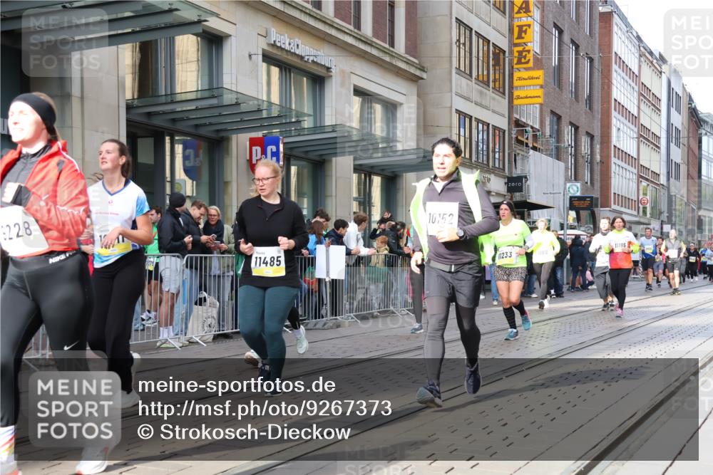 05.10.2025 - 20. swb-Marathon Bremen Strokosch-Dieckow http://msf.ph/oto/9267373 05.10.2025 11:06:03 Ziel 7979, 9205, 9228, 9387, 9523, 9712, 9764, 9998, 10152, 10192, 10243, 10249, 10374, 10404, 10611, 10640, 10699, 10732, 10848, 10912, 11065, 11092, 11143, 11169, 11195, 11233, 11270, 11296, 11324, 11365, 11433, 11485, 11706, 7979, 9205, 9228, 9387, 9523, 9712, 9764, 9998, 10152, 10192, 10243, 10249, 10374, 10404, 10611, 10640, 10699, 10732, 10848, 10912, 11065, 11092, 11143, 11169, 11195, 11270, 11324, 11365 meine-sportfotos.de