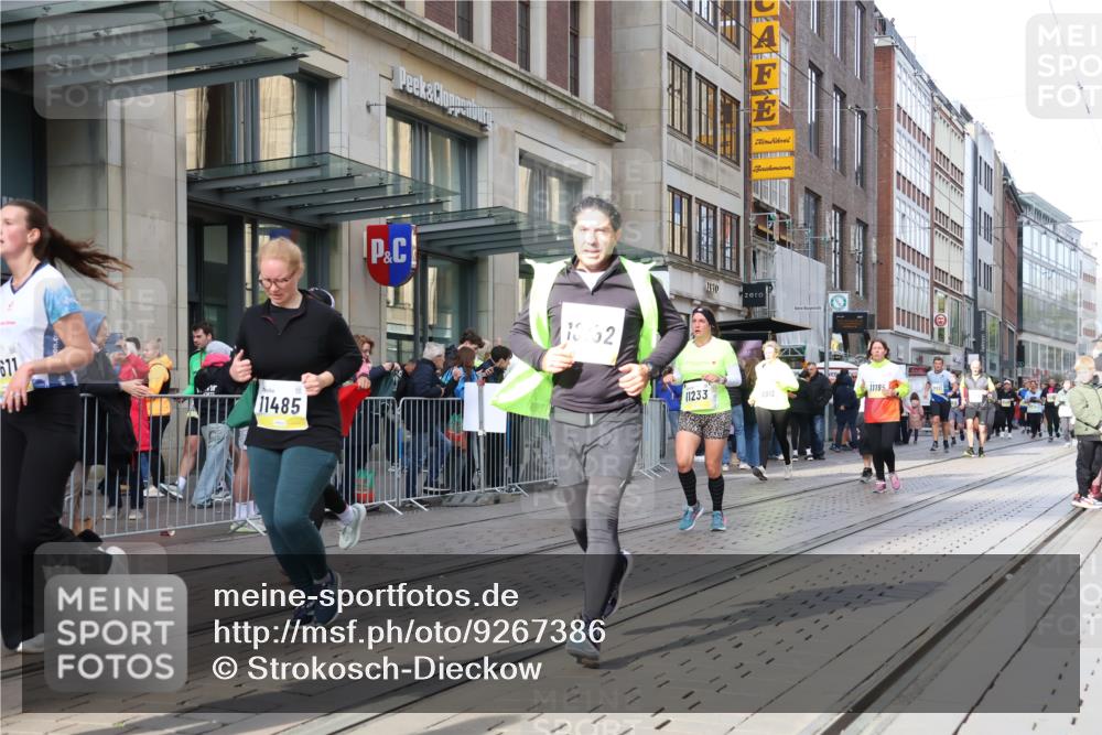 05.10.2025 - 20. swb-Marathon Bremen Strokosch-Dieckow http://msf.ph/oto/9267386 05.10.2025 11:06:04 Ziel 7979, 9178, 9205, 9228, 9387, 9523, 9712, 9764, 9998, 10152, 10243, 10249, 10374, 10404, 10611, 10640, 10699, 10732, 10848, 10912, 11065, 11092, 11143, 11169, 11195, 11233, 11270, 11296, 11324, 11365, 11433, 11485, 11706, 7979, 9178, 9205, 9228, 9387, 9523, 9712, 9764, 9998, 10152, 10243, 10249, 10374, 10404, 10611, 10640, 10699, 10732, 10848, 10912, 11065, 11092, 11143, 11169, 11195, 11270, 11324, 11365 meine-sportfotos.de