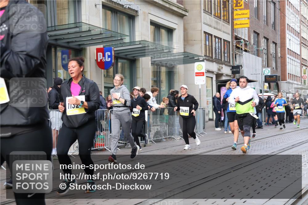 05.10.2025 - 20. swb-Marathon Bremen Strokosch-Dieckow http://msf.ph/oto/9267719 05.10.2025 11:06:17 Ziel 9178, 9357, 9605, 9619, 9764, 9998, 10001, 10148, 10168, 10239, 10498, 10611, 10640, 10699, 10732, 10747, 10748, 10912, 10937, 11027, 11143, 11195, 11270, 11324, 11365, 11485, 11565, 11605, 11706, 11721, 11746, 11747, 9178, 9357, 9605, 9619, 9764, 9998, 10001, 10148, 10168, 10239, 10498, 10611, 10640, 10699, 10732, 10747, 10748, 10912, 10937, 11027, 11143, 11195, 11270, 11324, 11365, 11565, 11605 meine-sportfotos.de