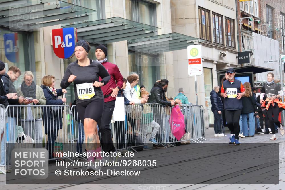 05.10.2025 - 20. swb-Marathon Bremen Strokosch-Dieckow http://msf.ph/oto/9268035 05.10.2025 11:06:41 Ziel 8574, 9265, 9321, 9491, 9605, 9702, 9826, 9877, 9890, 9901, 9942, 9976, 10148, 10168, 10193, 10371, 10396, 10580, 10788, 10991, 11131, 11355, 11389, 11414, 11497, 11622, 11709, 8574, 9265, 9321, 9491, 9605, 9702, 9826, 9877, 9890, 9901, 9942, 9976, 10148, 10168, 10193, 10371, 10396, 10580, 10788, 10991, 11131, 11355, 11389, 11414, 11497, 11622, 11709 meine-sportfotos.de