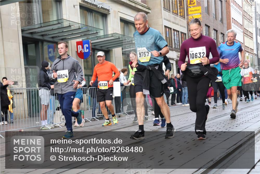 05.10.2025 - 20. swb-Marathon Bremen Strokosch-Dieckow http://msf.ph/oto/9268480 05.10.2025 11:06:58 Ziel 7779, 9180, 9217, 9265, 9334, 9483, 9491, 9628, 9702, 9757, 9780, 9877, 9890, 10037, 10160, 10193, 10223, 10286, 10330, 10332, 10371, 10582, 10632, 10737, 10788, 10824, 10836, 10854, 10902, 10991, 11122, 11159, 11258, 11262, 11329, 11384, 11477, 11529, 7779, 9180, 9217, 9265, 9334, 9483, 9491, 9628, 9702, 9757, 9780, 9877, 9890, 10037, 10160, 10193, 10223, 10286, 10330, 10332, 10371, 10582, 10632, 10737, 10788, 10824, 10836, 10854, 10902, 10991, 11122, 11159 meine-sportfotos.de