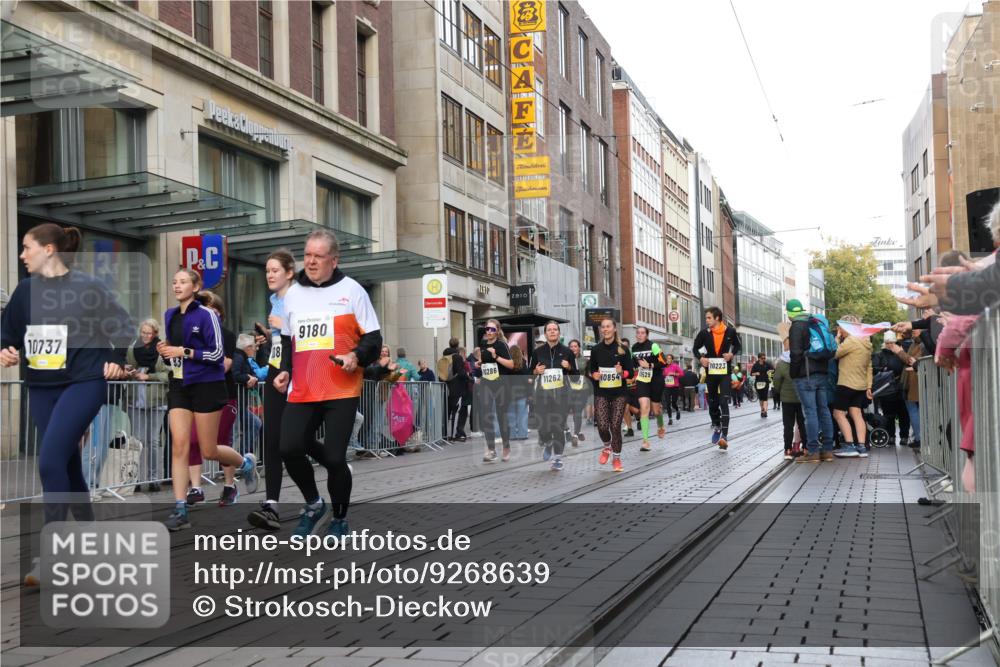 05.10.2025 - 20. swb-Marathon Bremen Strokosch-Dieckow http://msf.ph/oto/9268639 05.10.2025 11:07:03 Ziel 7779, 9180, 9217, 9265, 9334, 9483, 9628, 9702, 9757, 9780, 9877, 10037, 10160, 10223, 10286, 10330, 10332, 10582, 10585, 10632, 10737, 10776, 10824, 10836, 10854, 10902, 11122, 11159, 11258, 11262, 11329, 11384, 11477, 11529, 11584, 7779, 9180, 9217, 9265, 9334, 9483, 9628, 9702, 9757, 9780, 9877, 10037, 10160, 10223, 10286, 10330, 10332, 10582, 10585, 10632, 10737, 10776, 10824, 10836, 10854, 10902, 11122, 11159 meine-sportfotos.de