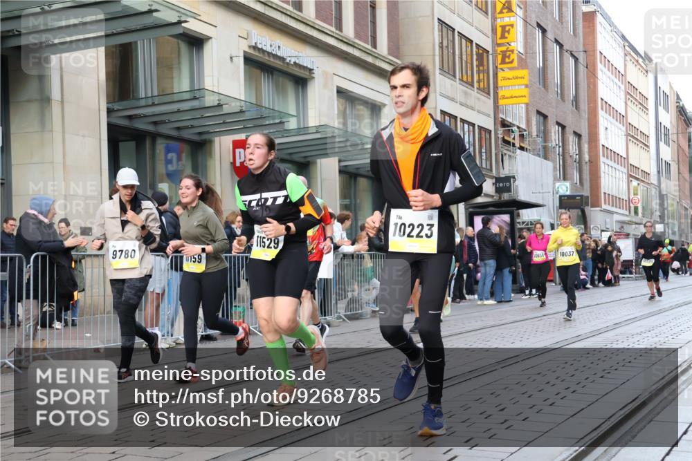 05.10.2025 - 20. swb-Marathon Bremen Strokosch-Dieckow http://msf.ph/oto/9268785 05.10.2025 11:07:08 Ziel 7779, 9180, 9217, 9306, 9334, 9483, 9628, 9757, 9780, 10037, 10160, 10223, 10286, 10330, 10332, 10582, 10585, 10632, 10650, 10737, 10749, 10776, 10824, 10836, 10854, 11122, 11159, 11258, 11262, 11329, 11384, 11477, 11529, 11584, 7779, 9180, 9217, 9306, 9334, 9483, 9628, 9757, 9780, 10037, 10160, 10223, 10286, 10330, 10332, 10582, 10585, 10632, 10650, 10737, 10749, 10776, 10824, 10836, 10854, 11122, 11159 meine-sportfotos.de