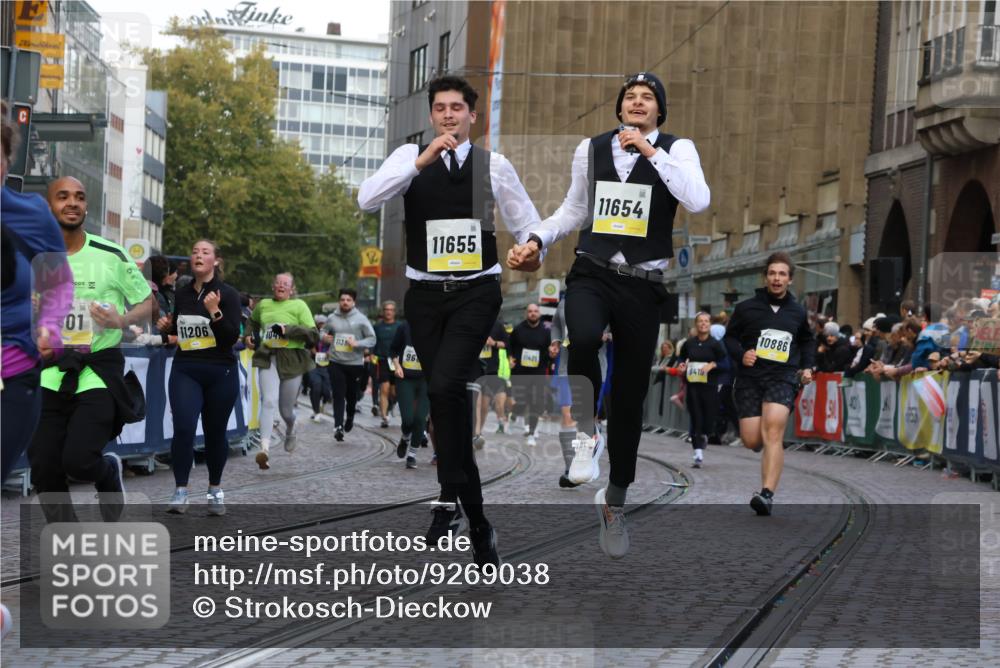 05.10.2025 - 20. swb-Marathon Bremen Strokosch-Dieckow http://msf.ph/oto/9269038 05.10.2025 11:09:42 Ziel 9001, 9538, 9731, 9732, 9887, 10245, 10316, 10412, 10672, 10881, 10886, 11206, 11407, 11654, 11655, 11664 meine-sportfotos.de