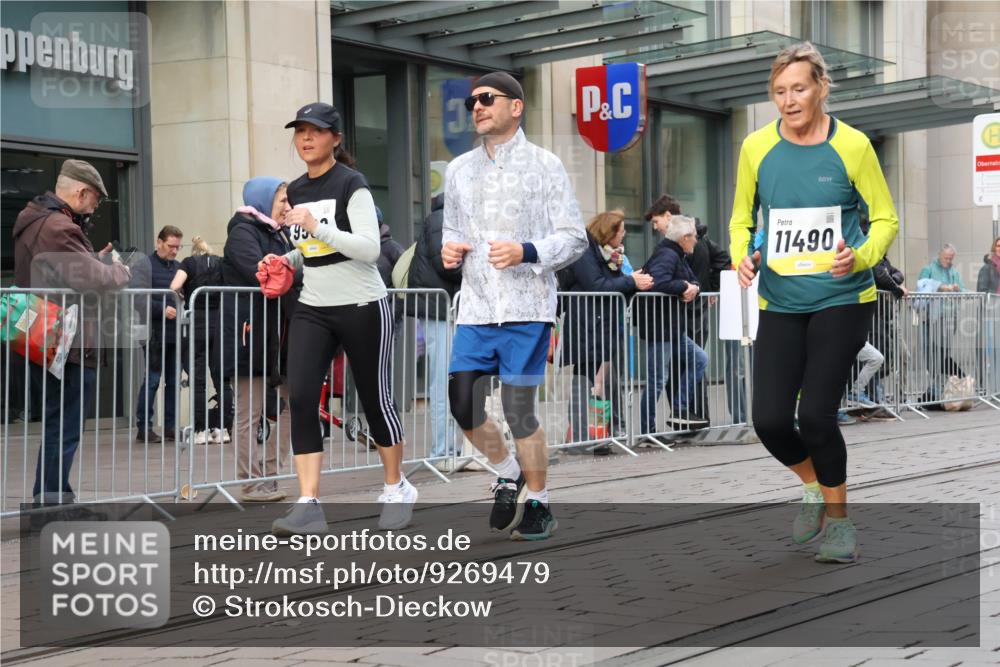 05.10.2025 - 20. swb-Marathon Bremen Strokosch-Dieckow http://msf.ph/oto/9269479 05.10.2025 11:07:42 Ziel 8123, 9212, 9557, 9599, 9617, 9874, 10125, 10135, 10365, 10366, 10706, 10782, 10783, 10866, 11019, 11309, 11490, 11670, 11677, 8123, 9212, 9557, 9599, 9617, 9874, 10125, 10135, 10365, 10366, 10706, 10782, 10783, 10866, 11019, 11309, 11490, 11670, 11677 meine-sportfotos.de