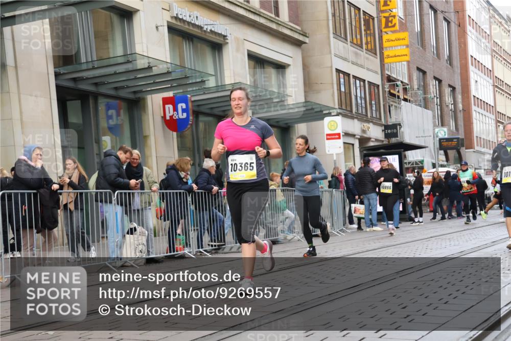05.10.2025 - 20. swb-Marathon Bremen Strokosch-Dieckow http://msf.ph/oto/9269557 05.10.2025 11:07:45 Ziel 8123, 9212, 9519, 9557, 9599, 9617, 9874, 10125, 10135, 10365, 10366, 10706, 10782, 10783, 10866, 11019, 11232, 11309, 11490, 11670, 11677, 8123, 9212, 9519, 9557, 9599, 9617, 9874, 10125, 10135, 10365, 10366, 10706, 10782, 10783, 10866, 11019, 11232, 11309, 11490, 11670, 11677 meine-sportfotos.de