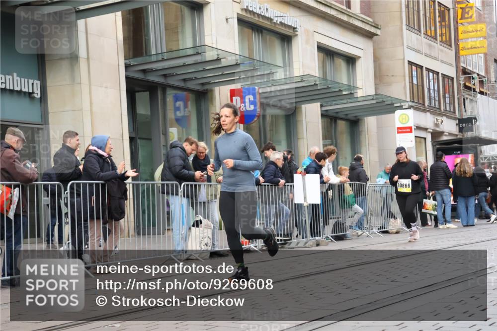 05.10.2025 - 20. swb-Marathon Bremen Strokosch-Dieckow http://msf.ph/oto/9269608 05.10.2025 11:07:46 Ziel 8123, 9212, 9401, 9519, 9557, 9599, 9617, 9874, 10125, 10135, 10365, 10366, 10706, 10782, 10783, 10866, 11019, 11232, 11309, 11490, 11670, 11677, 8123, 9212, 9401, 9519, 9557, 9599, 9617, 9874, 10125, 10135, 10365, 10366, 10706, 10782, 10783, 10866, 11019, 11232, 11309, 11490, 11670, 11677 meine-sportfotos.de
