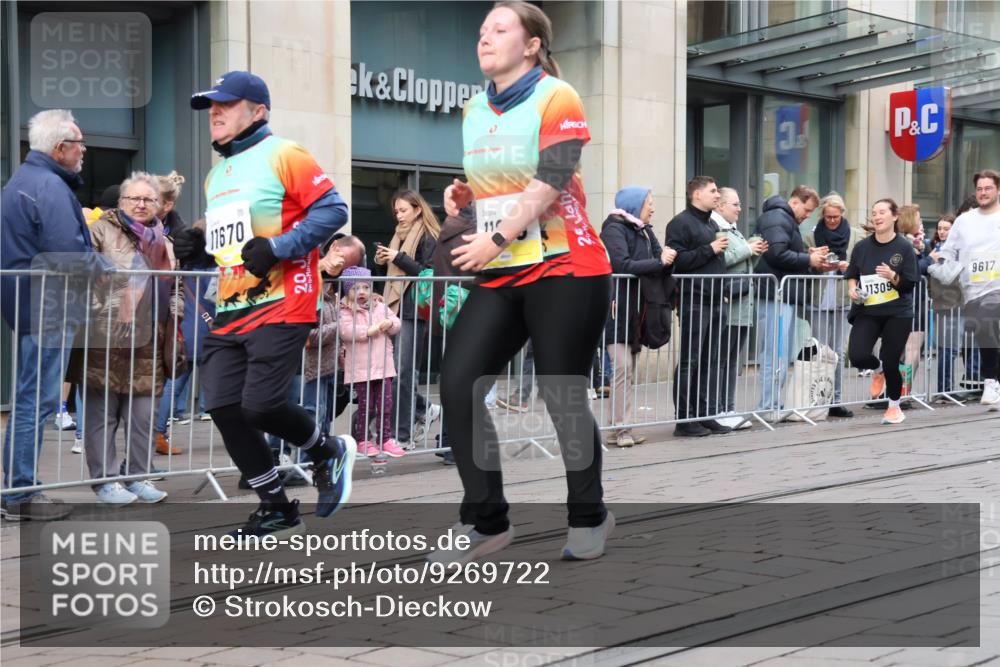 05.10.2025 - 20. swb-Marathon Bremen Strokosch-Dieckow http://msf.ph/oto/9269722 05.10.2025 11:07:53 Ziel 9186, 9353, 9401, 9519, 9557, 9599, 9617, 9874, 10125, 10132, 10365, 10866, 11019, 11097, 11232, 11309, 11490, 11670, 11671, 11677, 9186, 9353, 9401, 9519, 9557, 9599, 9617, 9874, 10125, 10132, 10365, 10866, 11019, 11097, 11232, 11309, 11490, 11670, 11671, 11677 meine-sportfotos.de