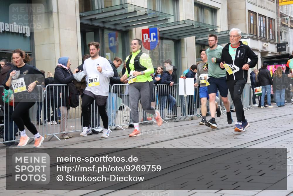 05.10.2025 - 20. swb-Marathon Bremen Strokosch-Dieckow http://msf.ph/oto/9269759 05.10.2025 11:07:54 Ziel 9186, 9353, 9401, 9519, 9557, 9599, 9617, 9874, 10125, 10132, 10866, 11019, 11097, 11232, 11309, 11490, 11670, 11671, 9186, 9353, 9401, 9519, 9557, 9599, 9617, 9874, 10125, 10132, 10866, 11019, 11097, 11232, 11309, 11490, 11670, 11671 meine-sportfotos.de
