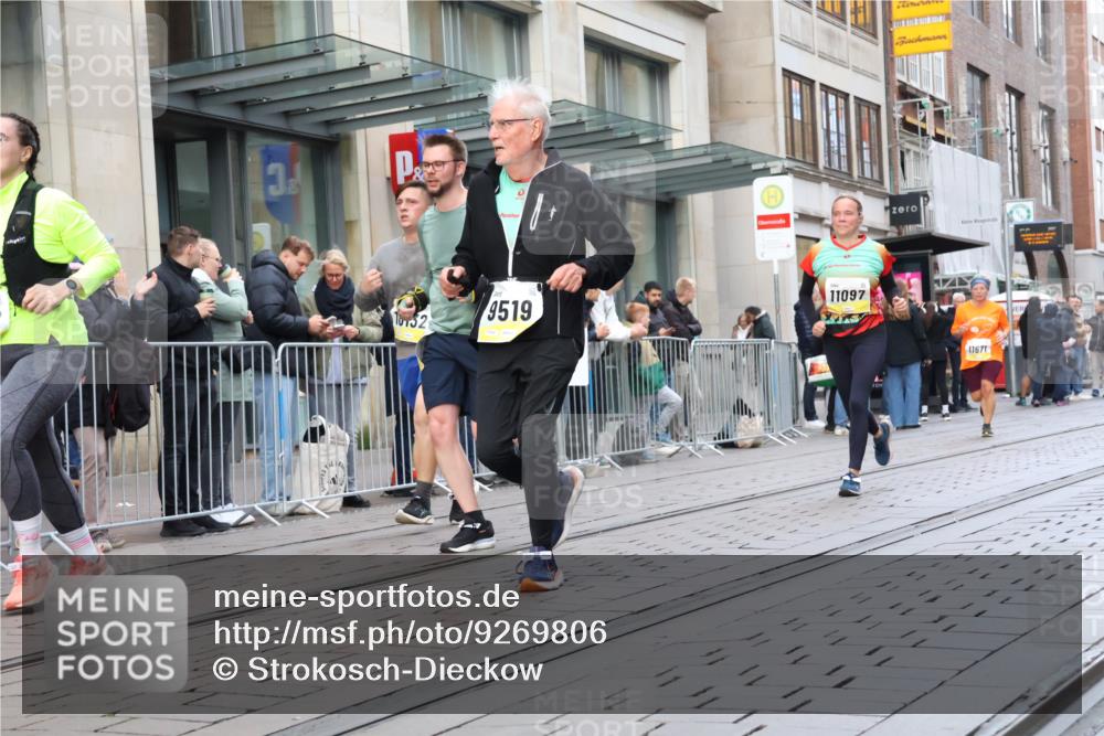 05.10.2025 - 20. swb-Marathon Bremen Strokosch-Dieckow http://msf.ph/oto/9269806 05.10.2025 11:07:55 Ziel 9186, 9353, 9401, 9519, 9552, 9557, 9599, 9617, 9874, 10125, 10132, 10866, 11019, 11097, 11232, 11309, 11490, 11670, 11671, 9186, 9353, 9401, 9519, 9552, 9557, 9599, 9617, 9874, 10125, 10132, 10866, 11019, 11097, 11232, 11309, 11490, 11670, 11671 meine-sportfotos.de