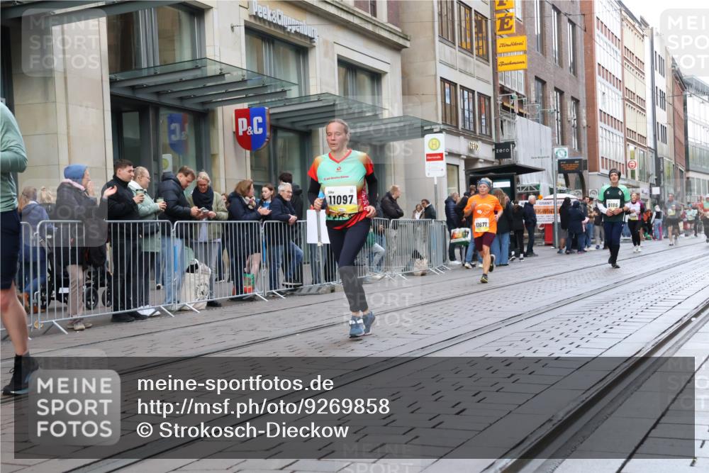 05.10.2025 - 20. swb-Marathon Bremen Strokosch-Dieckow http://msf.ph/oto/9269858 05.10.2025 11:07:57 Ziel 9186, 9235, 9353, 9401, 9519, 9552, 9557, 9599, 9617, 9874, 10125, 10132, 10866, 11019, 11097, 11232, 11309, 11670, 11671, 9186, 9235, 9353, 9401, 9519, 9552, 9557, 9599, 9617, 9874, 10125, 10132, 10866, 11019, 11097, 11232, 11309, 11670, 11671 meine-sportfotos.de