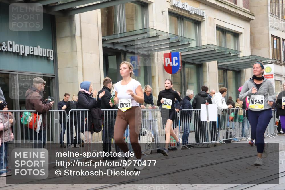 05.10.2025 - 20. swb-Marathon Bremen Strokosch-Dieckow http://msf.ph/oto/9270477 05.10.2025 11:08:30 Ziel 7069, 7706, 9184, 9191, 9274, 9276, 9466, 9589, 9721, 9774, 9853, 9912, 10031, 10051, 10087, 10212, 10248, 10458, 10567, 10714, 10840, 10939, 10998, 11028, 11073, 11076, 11126, 11142, 11242, 11479, 11590, 7069, 7706, 9184, 9191, 9274, 9276, 9466, 9589, 9721, 9774, 9853, 9912, 10031, 10051, 10087, 10212, 10248, 10458, 10567, 10714, 10840, 10939, 10998, 11028, 11073, 11076, 11126, 11142, 11242, 11479, 11590 meine-sportfotos.de