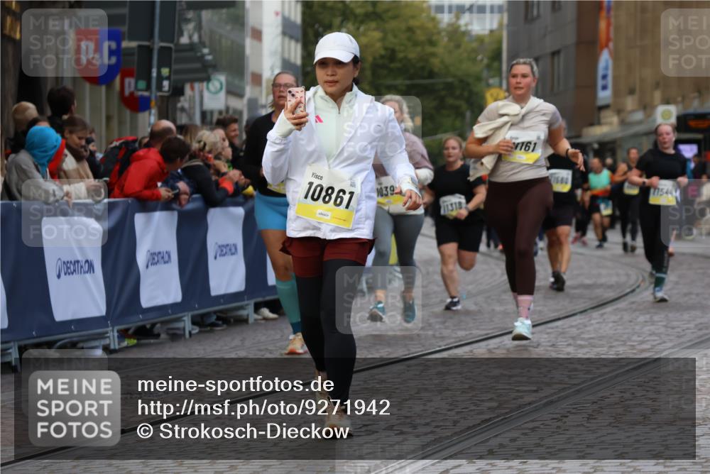 05.10.2025 - 20. swb-Marathon Bremen Strokosch-Dieckow http://msf.ph/oto/9271942 05.10.2025 11:10:47 Ziel 9804, 9984, 10399, 10861, 10962, 11157, 11161, 11318, 11544 meine-sportfotos.de