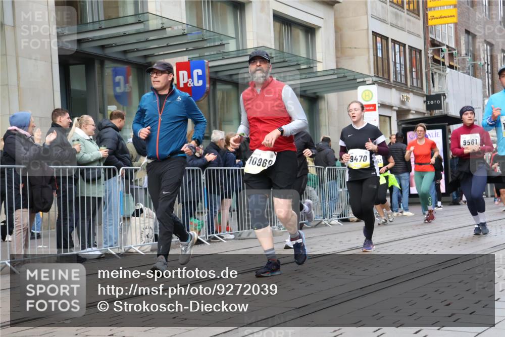 05.10.2025 - 20. swb-Marathon Bremen Strokosch-Dieckow http://msf.ph/oto/9272039 05.10.2025 11:09:42 Ziel 7799, 9288, 9410, 9470, 9476, 9554, 9561, 9685, 9760, 9806, 9972, 10082, 10383, 10435, 10448, 10515, 10563, 10596, 10659, 10827, 10860, 10885, 10969, 11204, 11219, 11261, 11381, 11401, 11405, 11486, 11536, 11634, 11748, 7799, 9288, 9410, 9470, 9476, 9554, 9561, 9685, 9760, 9806, 9972, 10082, 10383, 10435, 10448, 10515, 10563, 10596, 10659, 10827, 10860, 10885, 10969, 11204, 11219, 11261, 11381, 11401, 11405 meine-sportfotos.de