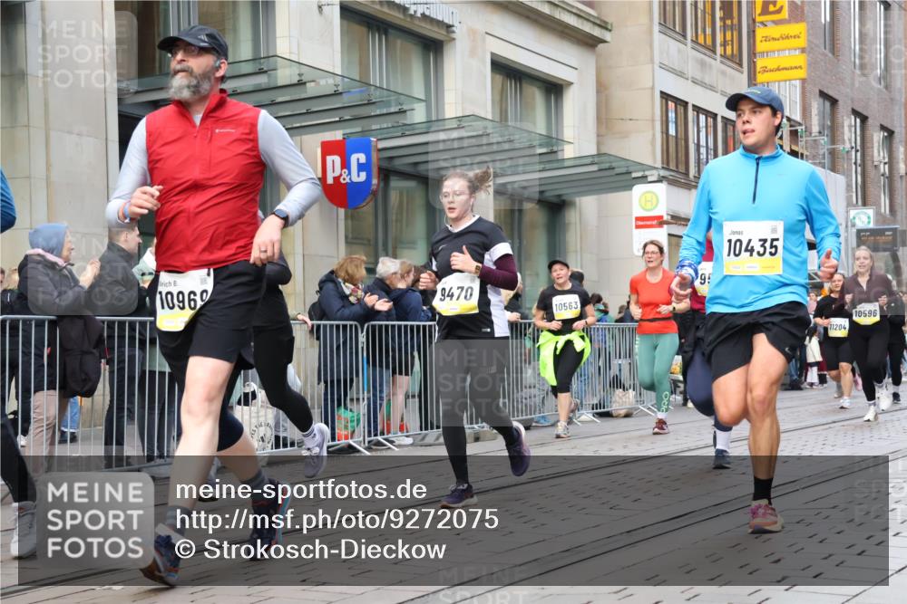 05.10.2025 - 20. swb-Marathon Bremen Strokosch-Dieckow http://msf.ph/oto/9272075 05.10.2025 11:09:43 Ziel 7799, 9288, 9410, 9470, 9476, 9554, 9561, 9685, 9760, 9806, 9972, 10082, 10383, 10435, 10448, 10515, 10563, 10596, 10659, 10827, 10860, 10885, 10969, 11204, 11219, 11261, 11381, 11401, 11405, 11486, 11536, 11634, 11748, 7799, 9288, 9410, 9470, 9476, 9554, 9561, 9685, 9760, 9806, 9972, 10082, 10383, 10435, 10448, 10515, 10563, 10596, 10659, 10827, 10860, 10885, 10969, 11204, 11219, 11261, 11381, 11401, 11405 meine-sportfotos.de